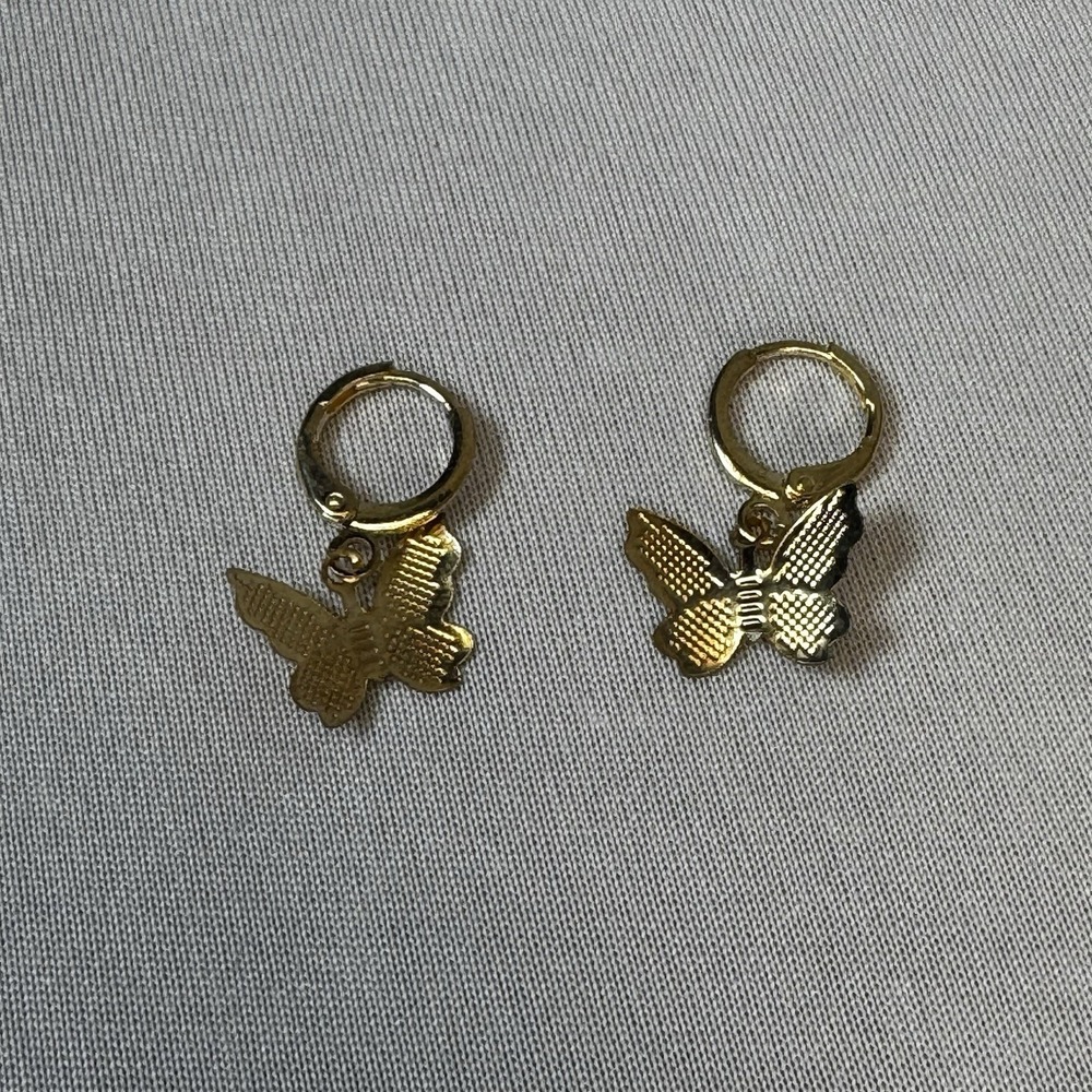 Gold  Hoop Dangle Earrings Butterfly‎ Metal Lobe Continuous Hoop Closure